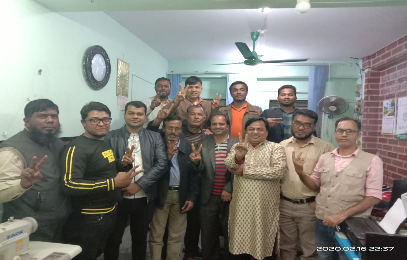 Gias Uddin Mithu, Chairman, Begumganj-Sonaimuri Education and Health Development Foundation with journalists of Begumganj Upazila Press Club.