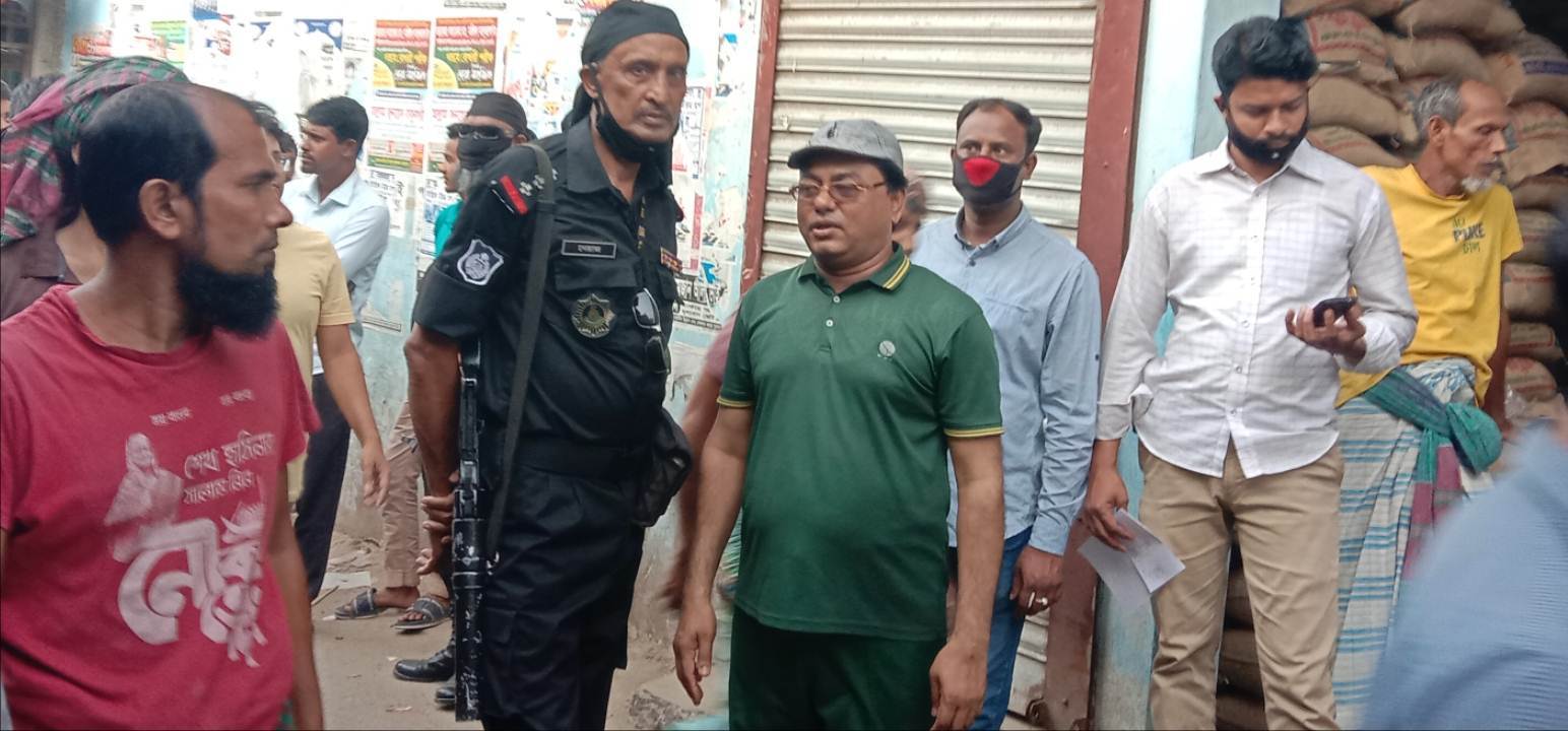 Gias Uddin Mithu, chairman of the Begumganj-Sonaimuri Education and Health Development Foundation, with a mobile court at Chaumuhani, the main commercial center of Noakhali, as unscrupulous traders increased rice prices amid the Corona epidemic.