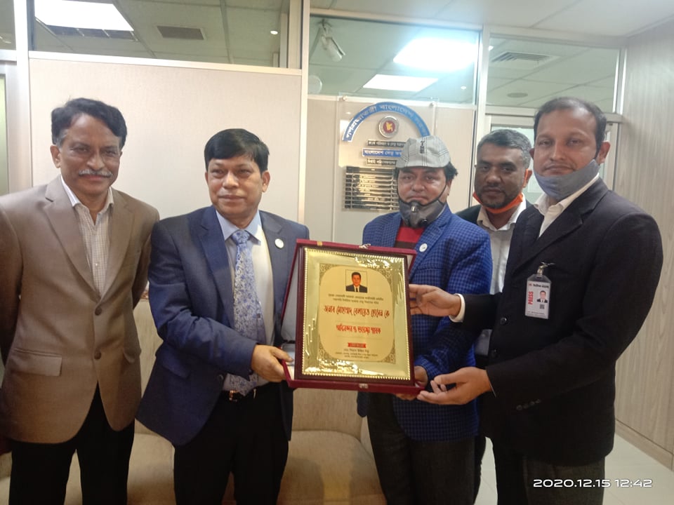 Md. Gias Uddin Mithu, Chairman, Begumganj-Sonaimuri Education Health Foundation, presented with an honorary memen to Mohammad Belayet Hossain, Secretary, Bridges for being elected President of the Executive Committee of the Noakhali Officers' Forum, Greater Noakhali.
